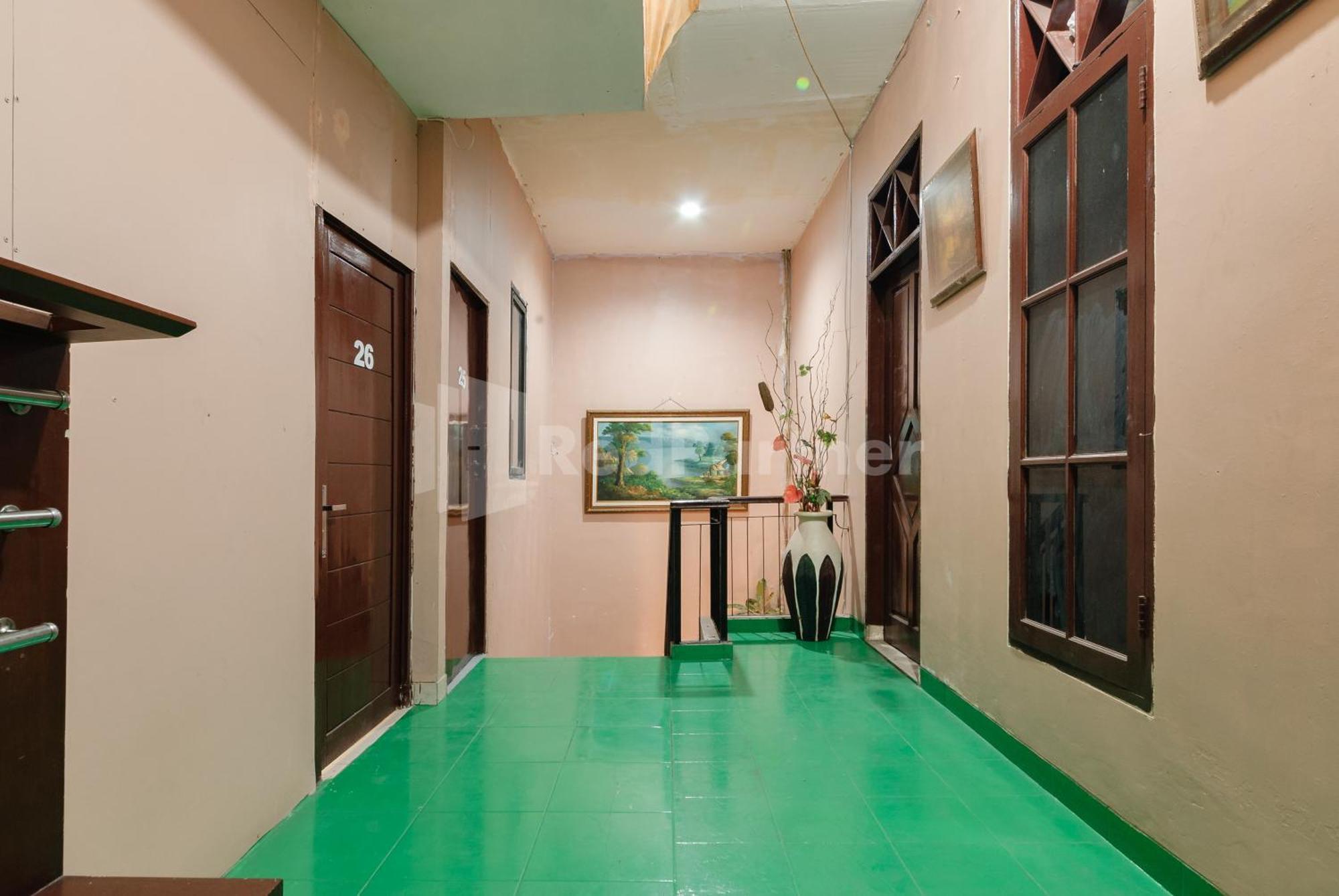 Sr Residence Near Mall Ciputra Cibubur Mitra Reddoorz Бекаси Экстерьер фото