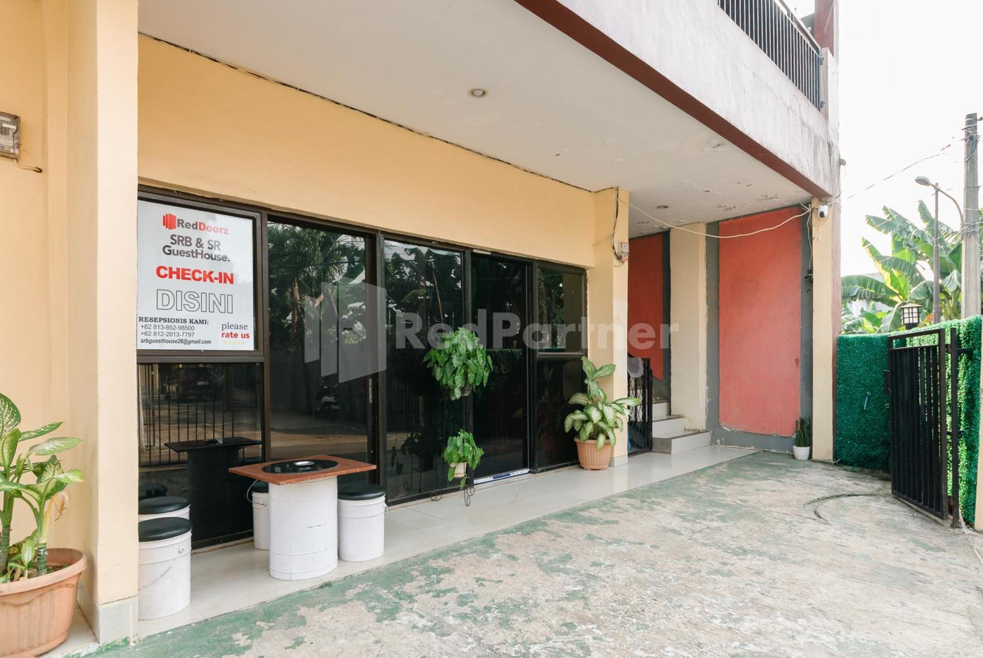 Sr Residence Near Mall Ciputra Cibubur Mitra Reddoorz Бекаси Экстерьер фото