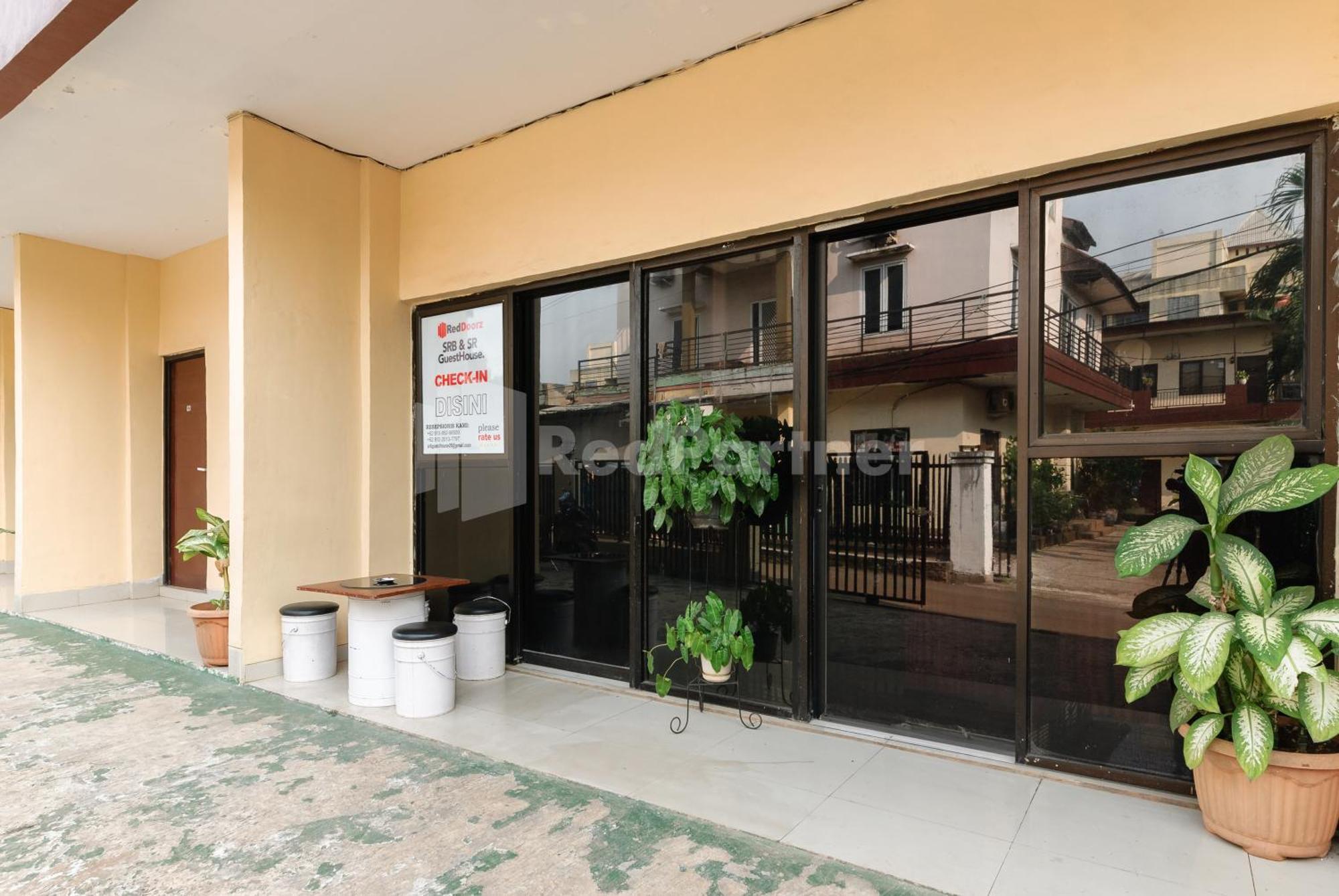 Sr Residence Near Mall Ciputra Cibubur Mitra Reddoorz Бекаси Экстерьер фото