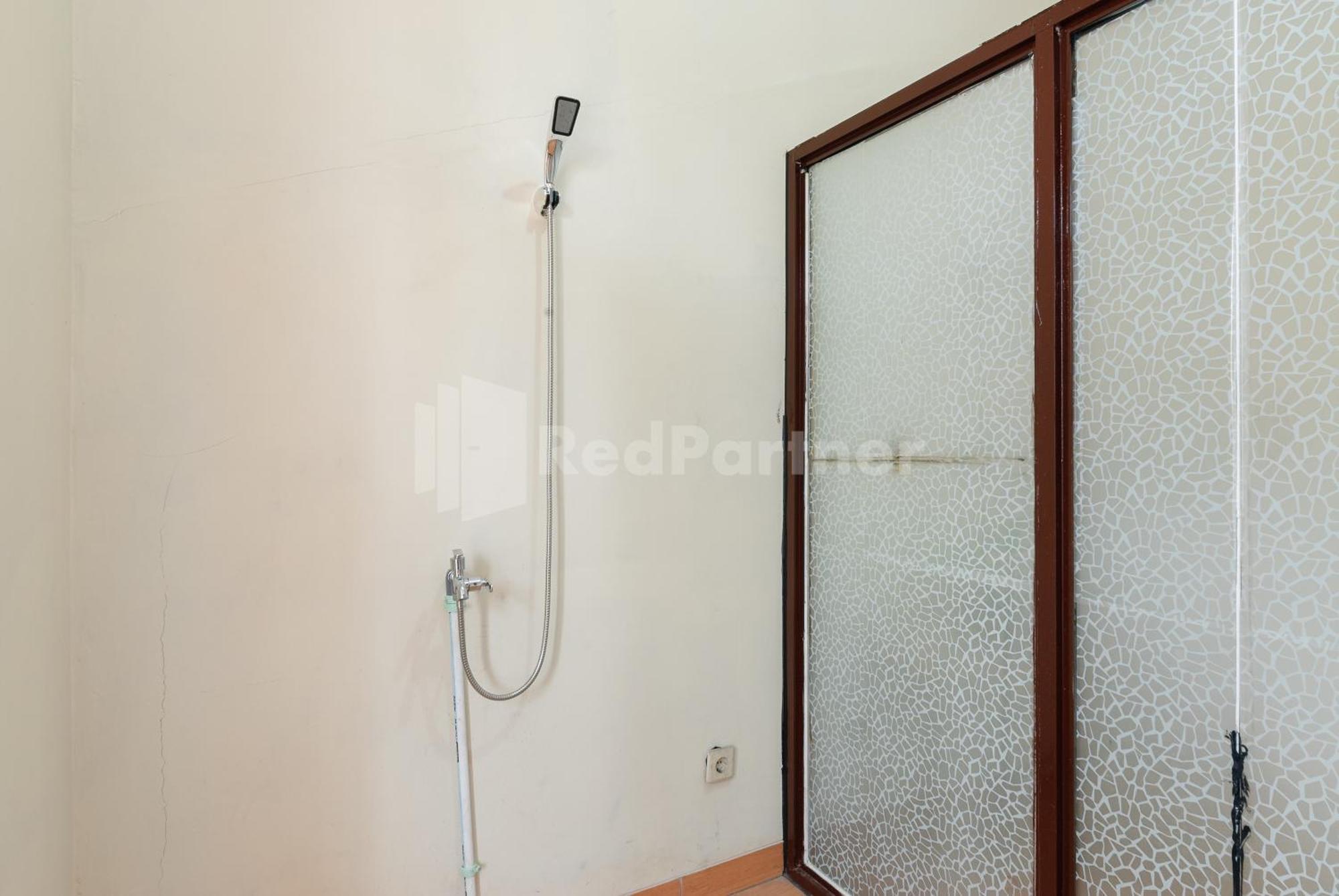 Sr Residence Near Mall Ciputra Cibubur Mitra Reddoorz Бекаси Экстерьер фото